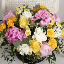 Ziedu kastīte ar peonijām un rozēm. Piegāde Rīgā