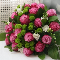 Rozā rozes ar baltām frēzijām ziedu pušķī