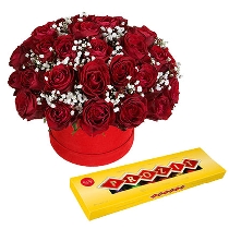 Rožu kompozīcija ziedu kārbā un liķiera konfektes "LAIMA PROZIT" 180 g