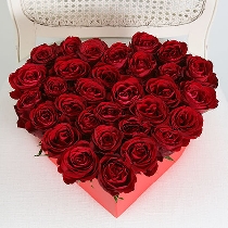 Цветочная коробка с красными розами доставка по Риге