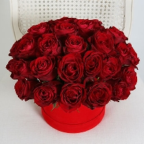 Красные розы в цветочной коробке