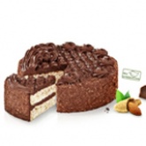 Olbaltuma un riekstu bezē torte ar kakao krēmu un šokolādes, riekstu glazūru, dekorēta ar kakao krēmu.